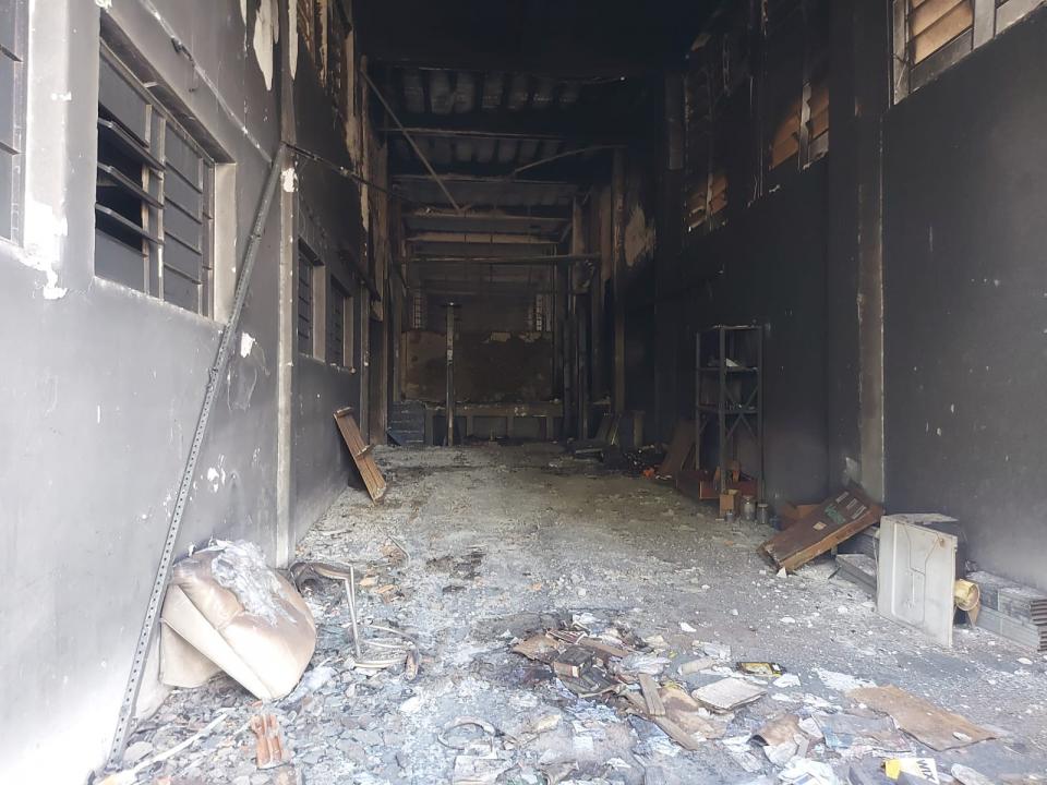 Foto 7 de 10 — Incêndio em antiga autopeças de Araraquara destruiu 1.000 m²; Defesa Civil interditou a área